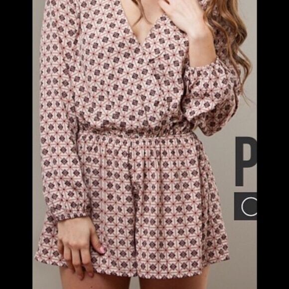 ✨Illa Illa Long Sleeve Pattern Print Romper✨ - Picture 1 of 5